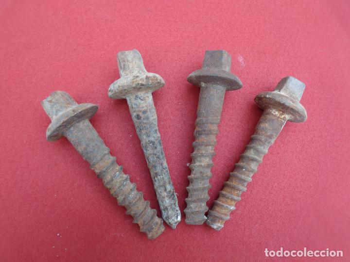 Antig&uuml;edades: 4 TORNILLOS DE TRAVIESAS DE TREN