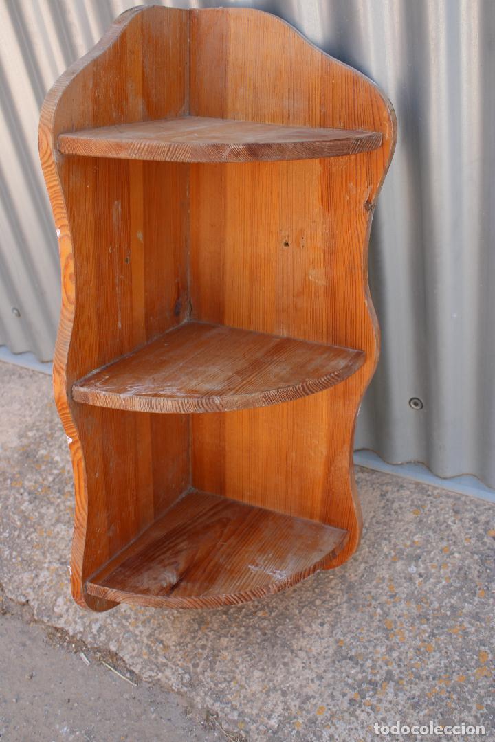 Antig&uuml;edades: repisa esquinera de madera - Foto 3