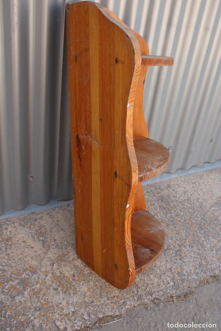 Antig&uuml;edades: repisa esquinera de madera - Foto 4