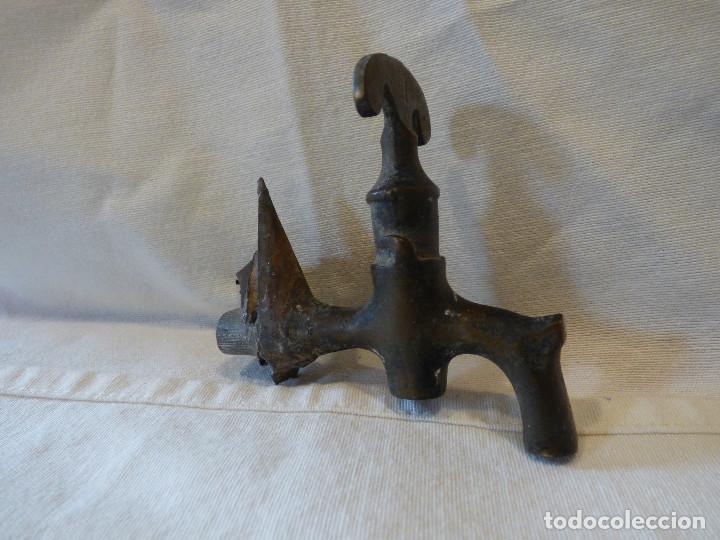 Antig&uuml;edades: Grifo,de laton o bronce. - Foto 2