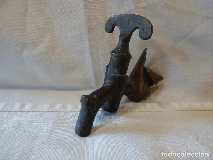 Antig&uuml;edades: Grifo,de laton o bronce. - Foto 3