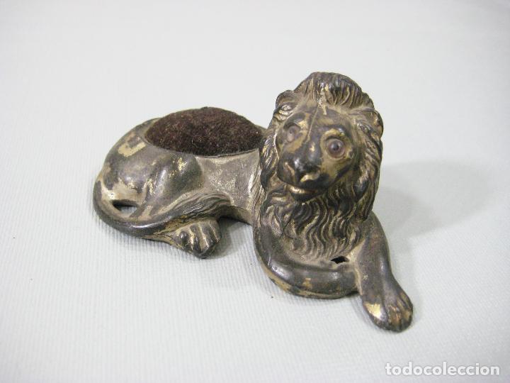 Antig&uuml;edades: PERRO MET&Aacute;LICO ALFILITERO ANTIGUO. MARCADO GERMANY