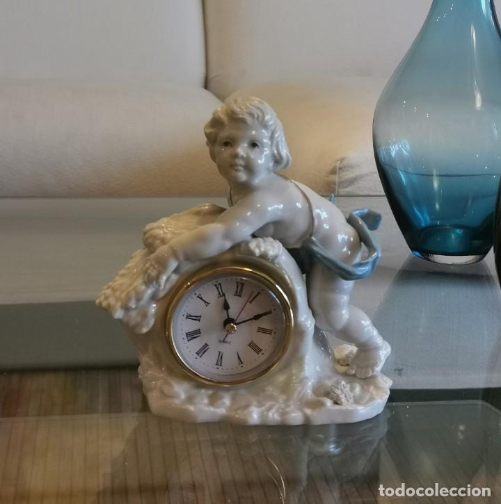 Antig&uuml;edades: RELOJ CON QUERUBIN DE PORCELANA DE ALGORA - Foto 1
