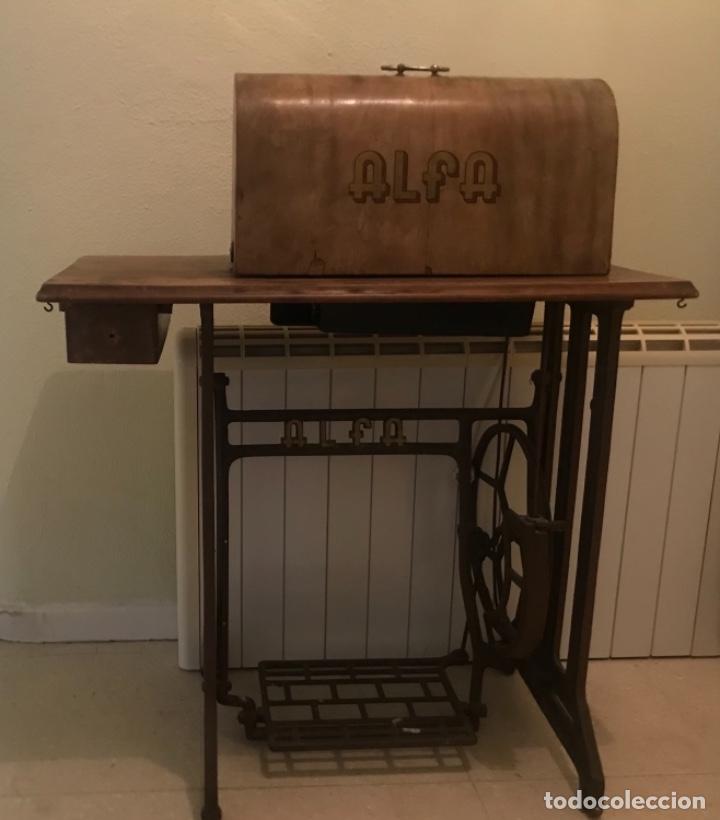 Antiguidades: MUEBLE Y MAQUINA DE COSER ALFA A PEDAL