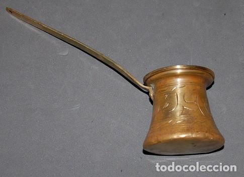 Antig&uuml;edades: ANTIGUO CAZO DE LATON DECORADO - Foto 3