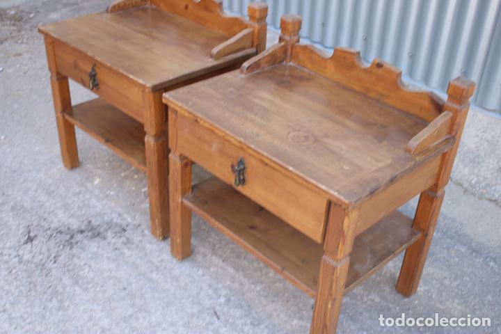 Antig&uuml;edades: pareja de mesillas rusticas - Foto 2