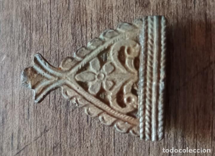 Antig&uuml;edades: Antiguo cierre capa plata sobredorada - Foto 1
