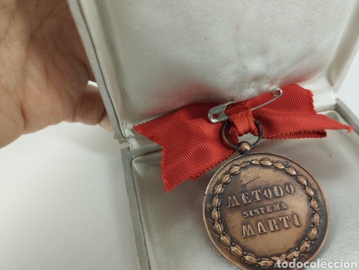 Antig&uuml;edades: Medalla instituci&oacute;n Marti - Foto 3