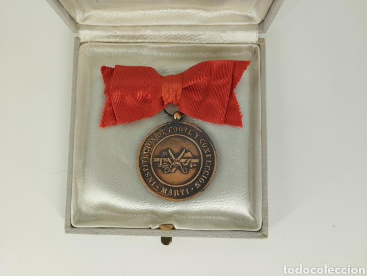 Antig&uuml;edades: Medalla instituci&oacute;n Marti - Foto 1