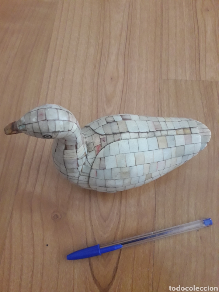 Oggetti Antichi: PATO O CISNE DE MADERA CUBIERTO DE INCRUSTACIONES