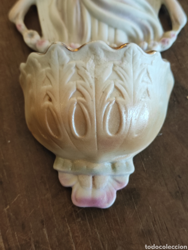 Antig&uuml;edades: Antigua benditera en porcelana biscuit - Foto 3