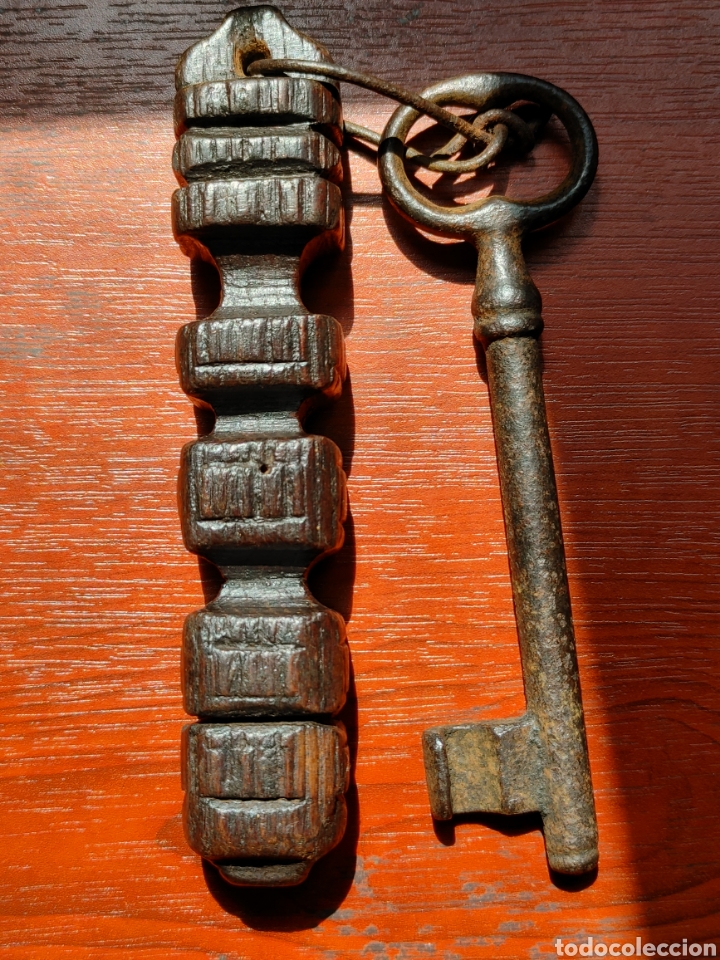 Antig&uuml;edades: Llavero de madera tallada. - Foto 1