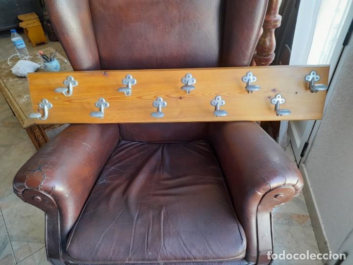 Antig&uuml;edades: Perchero con diez perchas - Foto 1