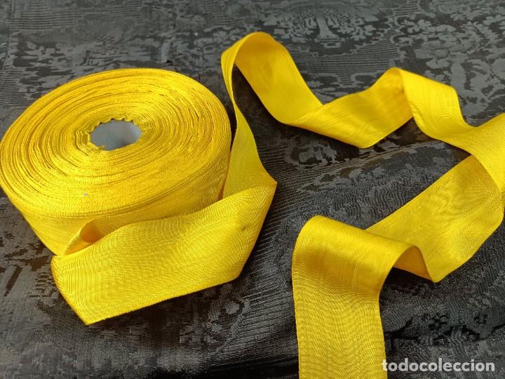 Antig&uuml;edades: ANTIGUA CINTA DE MOIR&Eacute; AMARILLO. 4 CM - Foto 1
