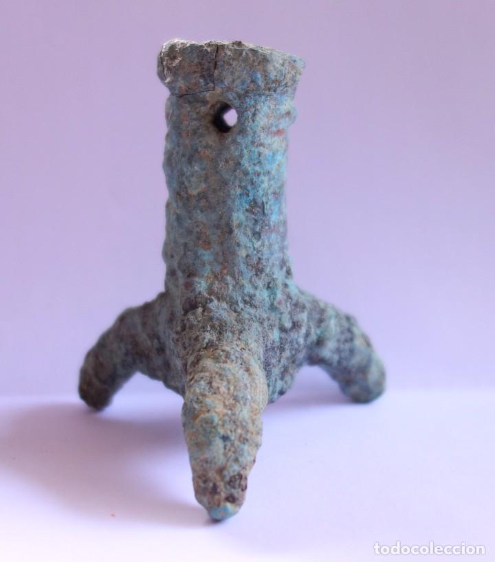 Antig&uuml;edades: CURIOSO TRIPODE CON BASE EN FORMA DE GARRA TRIFURCADA - BRONCE ROMANOS - Foto 1