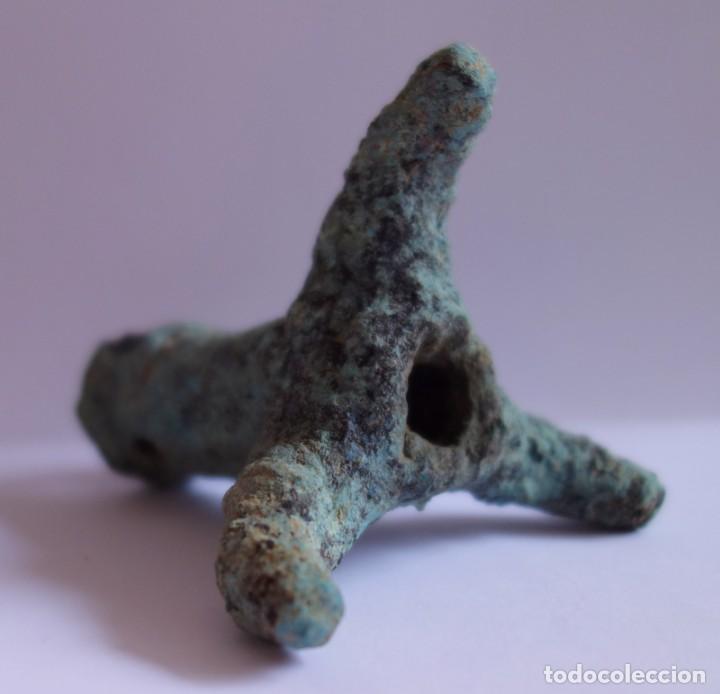 Antig&uuml;edades: CURIOSO TRIPODE CON BASE EN FORMA DE GARRA TRIFURCADA - BRONCE ROMANOS - Foto 2
