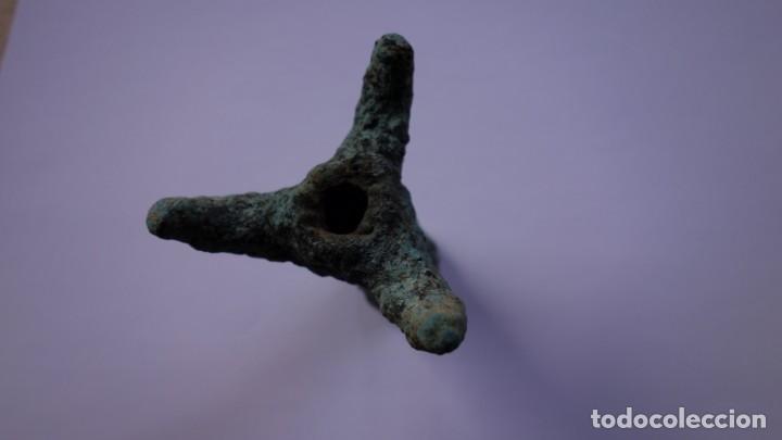 Antig&uuml;edades: CURIOSO TRIPODE CON BASE EN FORMA DE GARRA TRIFURCADA - BRONCE ROMANOS - Foto 5