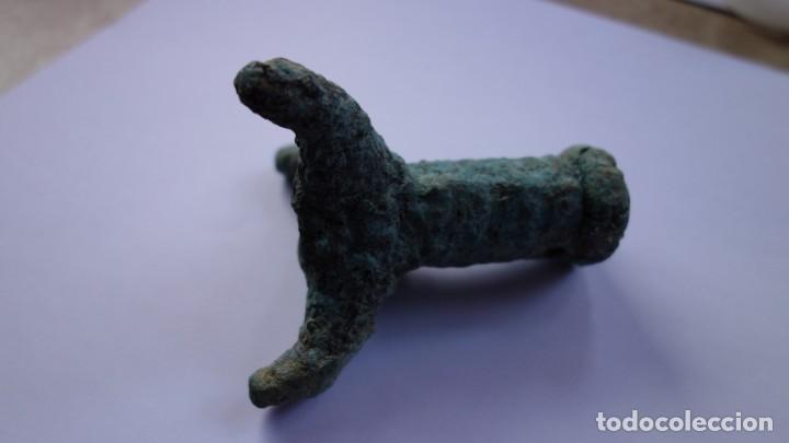 Antig&uuml;edades: CURIOSO TRIPODE CON BASE EN FORMA DE GARRA TRIFURCADA - BRONCE ROMANOS - Foto 6