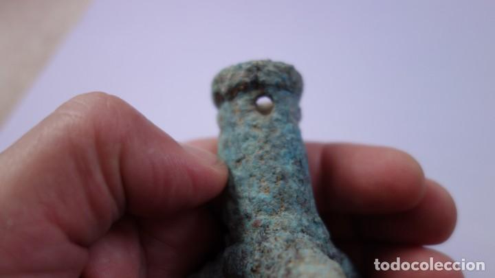 Antig&uuml;edades: CURIOSO TRIPODE CON BASE EN FORMA DE GARRA TRIFURCADA - BRONCE ROMANOS - Foto 7