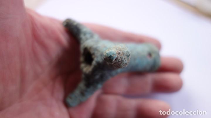 Antig&uuml;edades: CURIOSO TRIPODE CON BASE EN FORMA DE GARRA TRIFURCADA - BRONCE ROMANOS - Foto 8