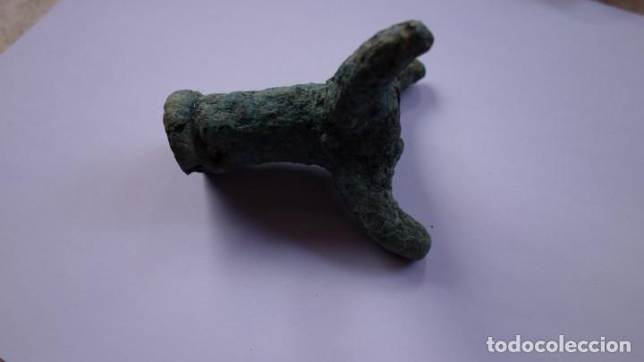 Antig&uuml;edades: CURIOSO TRIPODE CON BASE EN FORMA DE GARRA TRIFURCADA - BRONCE ROMANOS - Foto 9