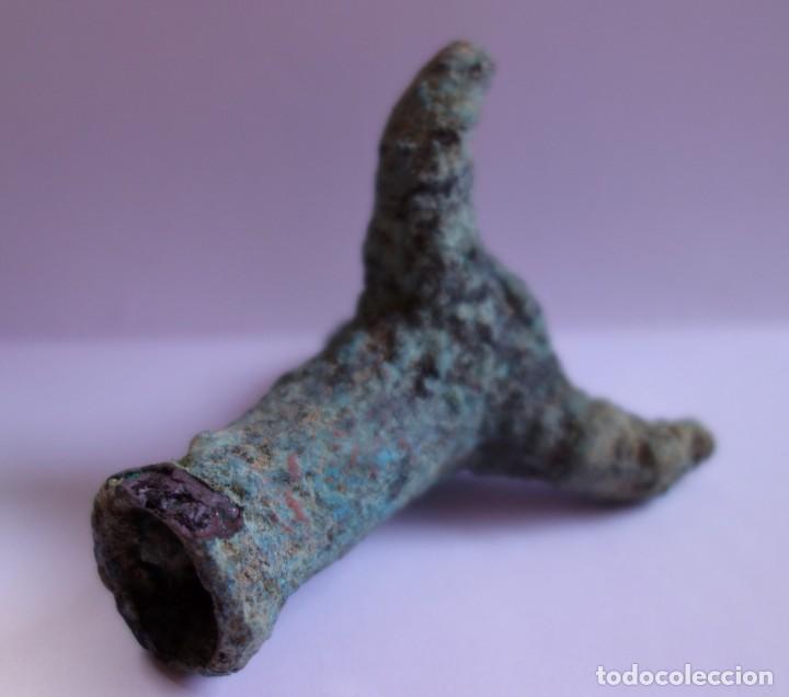 Antig&uuml;edades: CURIOSO TRIPODE CON BASE EN FORMA DE GARRA TRIFURCADA - BRONCE ROMANOS - Foto 13