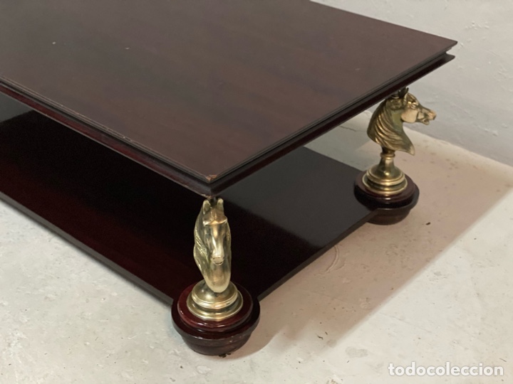 Antig&uuml;edades: Antigua mesa de madera y bronce - Foto 1