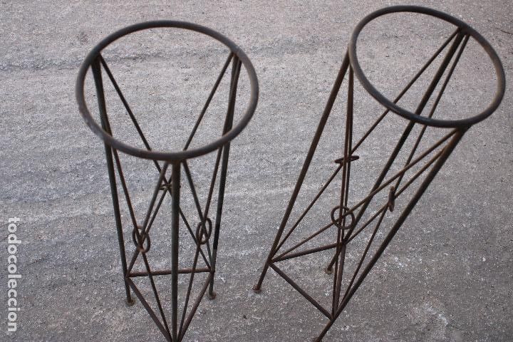 Antig&uuml;edades: 2 maceteros de hierro macizo de forja - Foto 2
