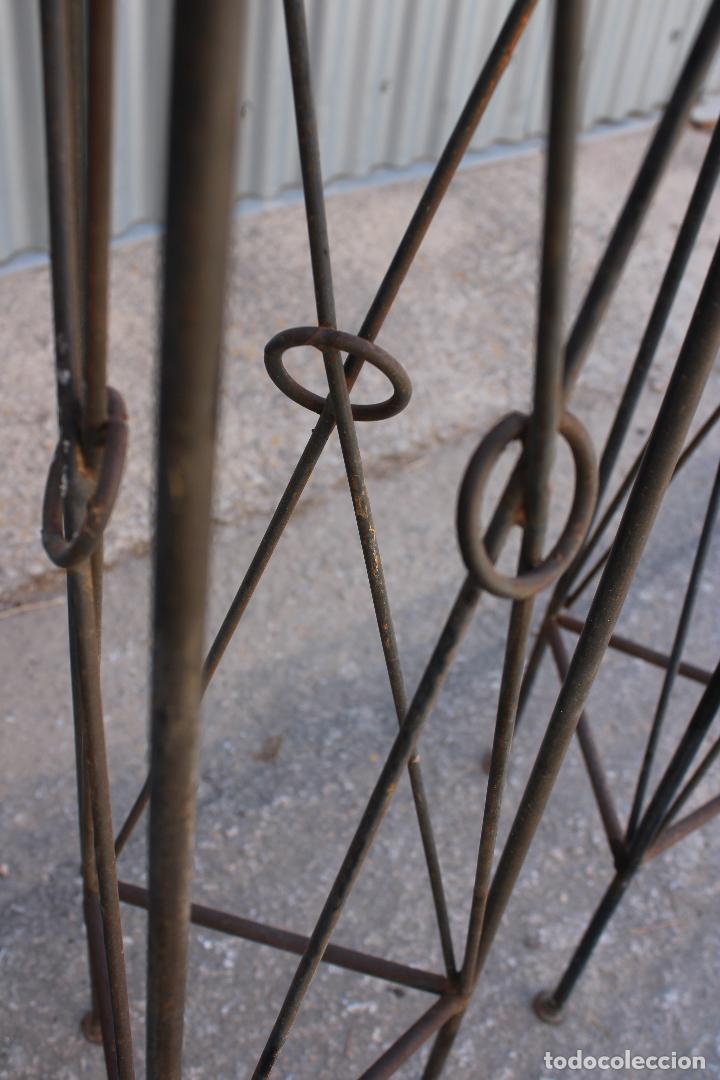 Antig&uuml;edades: 2 maceteros de hierro macizo de forja - Foto 6