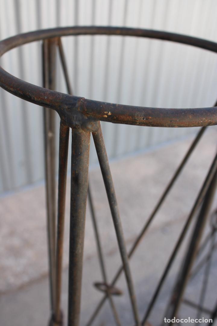 Antig&uuml;edades: 2 maceteros de hierro macizo de forja - Foto 8