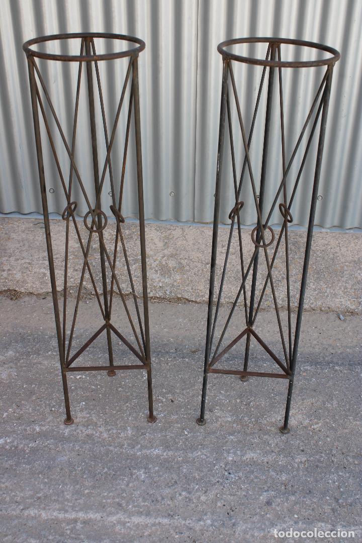 Antig&uuml;edades: 2 maceteros de hierro macizo de forja - Foto 1