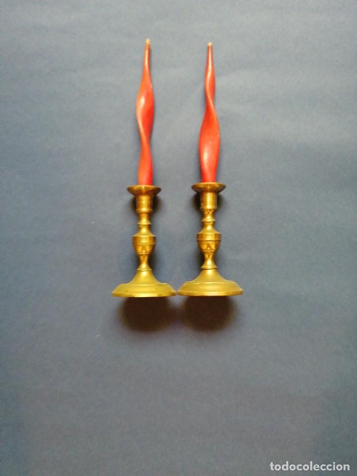 Antig&uuml;edades: Pareja de candelabros de bronce. 8,5cm - Foto 1