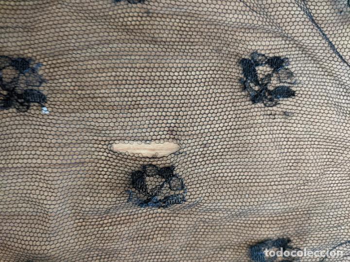 Antig&uuml;edades: ANTIGUA MANTILLA DE ENCAJE NEGRO - Foto 2