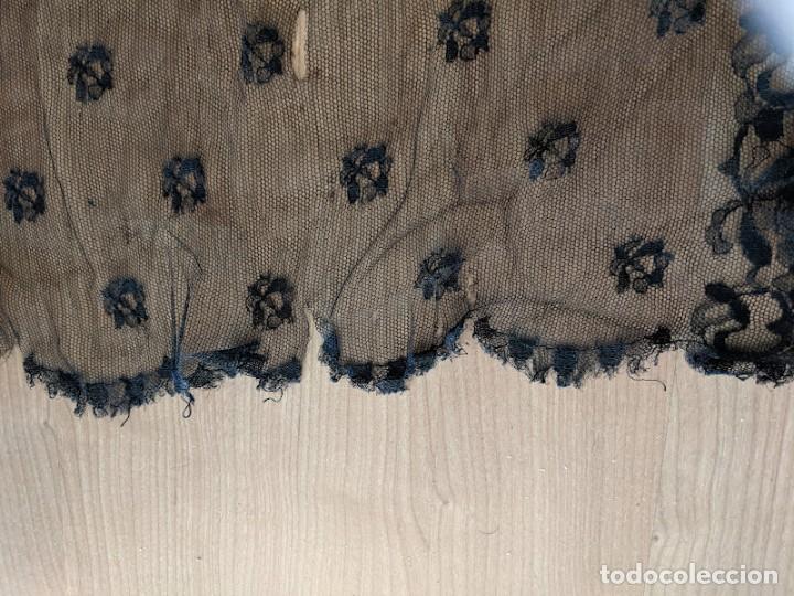 Antig&uuml;edades: ANTIGUA MANTILLA DE ENCAJE NEGRO - Foto 3
