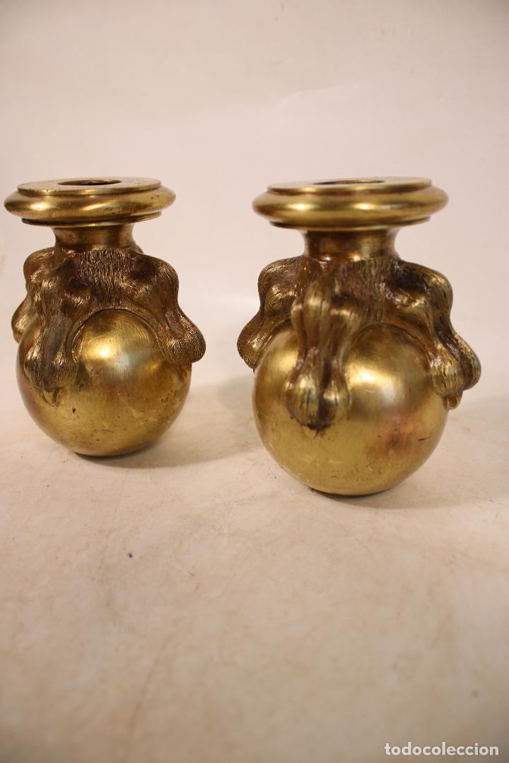 Antiguidades: Lote de 2 antiguas patas Le&oacute;n bronce para mueble