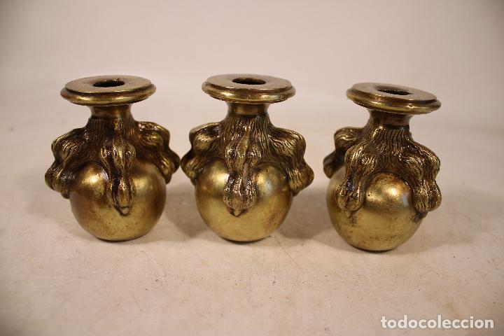 Antiguidades: Lote de 3 antiguas patas Le&oacute;n bronce para mueble