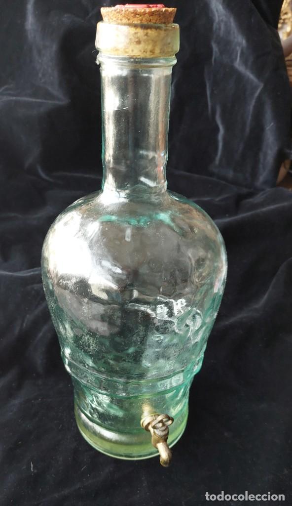Antig&uuml;edades: Botella dosificadora de vidrio - Foto 1