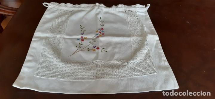 Antig&uuml;edades: ANTIGUA Y BONITA BOLSA PARA EL PAN BORDADA CON CROCHET.