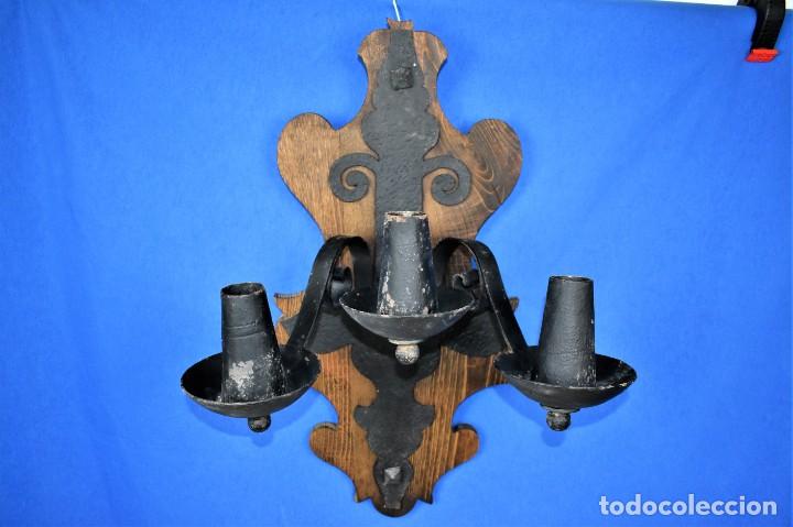 Antig&uuml;edades: Antiguo aplique en madera y forja - Foto 1