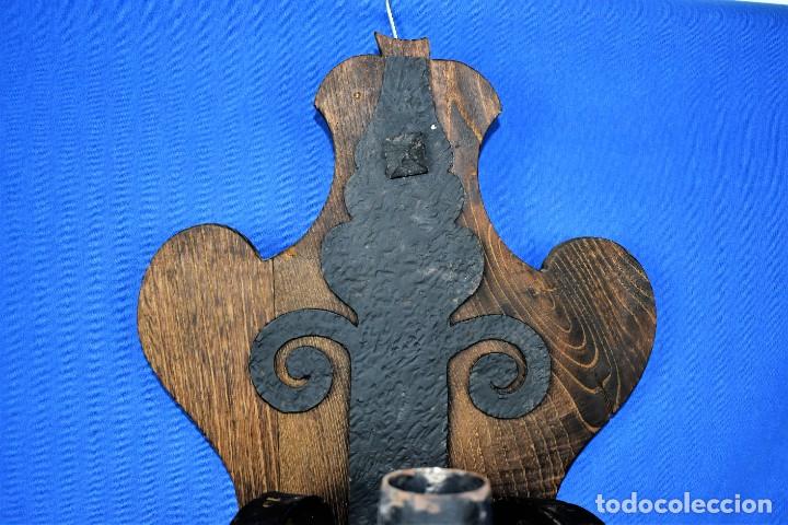 Antig&uuml;edades: Antiguo aplique en madera y forja - Foto 2