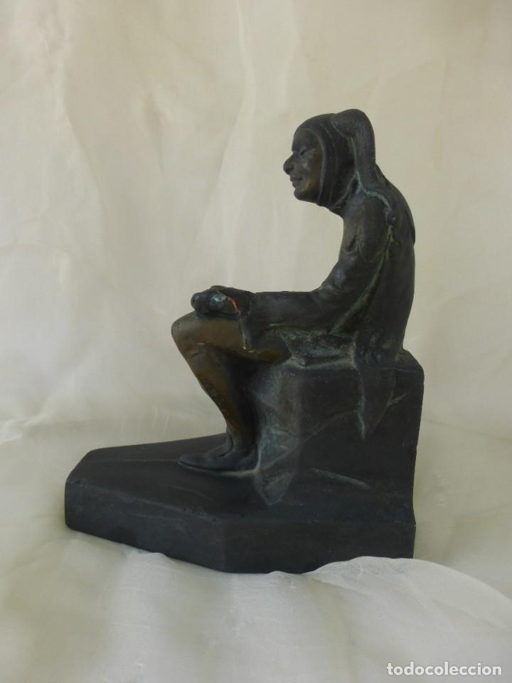 Antig&uuml;edades: ANTIGUA FIGURA ART DECO RARA GROTESCA BUFON SUJETA LIBROS DA&Ntilde;ADA PPIO S. XX ANTIQUE SLEEPPING JESTER