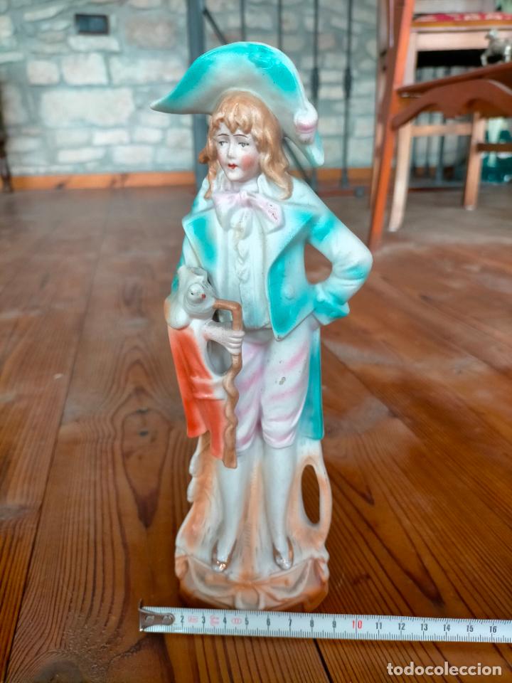 Antiguidades: Figura de porcelana o biscuit antigua pintada chico ni&ntilde;o rubio traje de &eacute;poca con paloma blanca