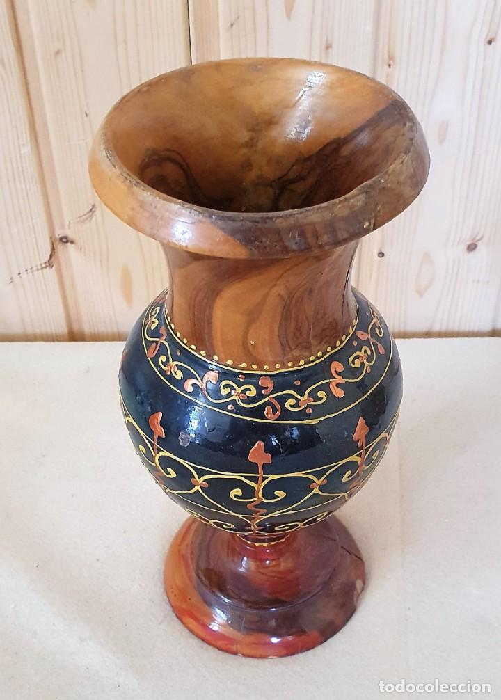 Antig&uuml;edades: VIOLETERO DE MADERA DECORADO - Foto 2