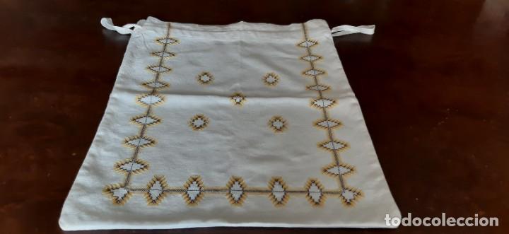 Antig&uuml;edades: ANTIGUA BOLSA PARA EL PAN BORDADA A MANO CONTANDO HILO. CON INICIALES.