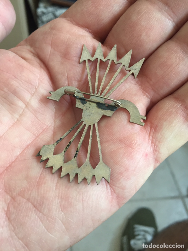 Antig&uuml;edades: Insignia antigua &eacute;poca de Franco - Foto 2