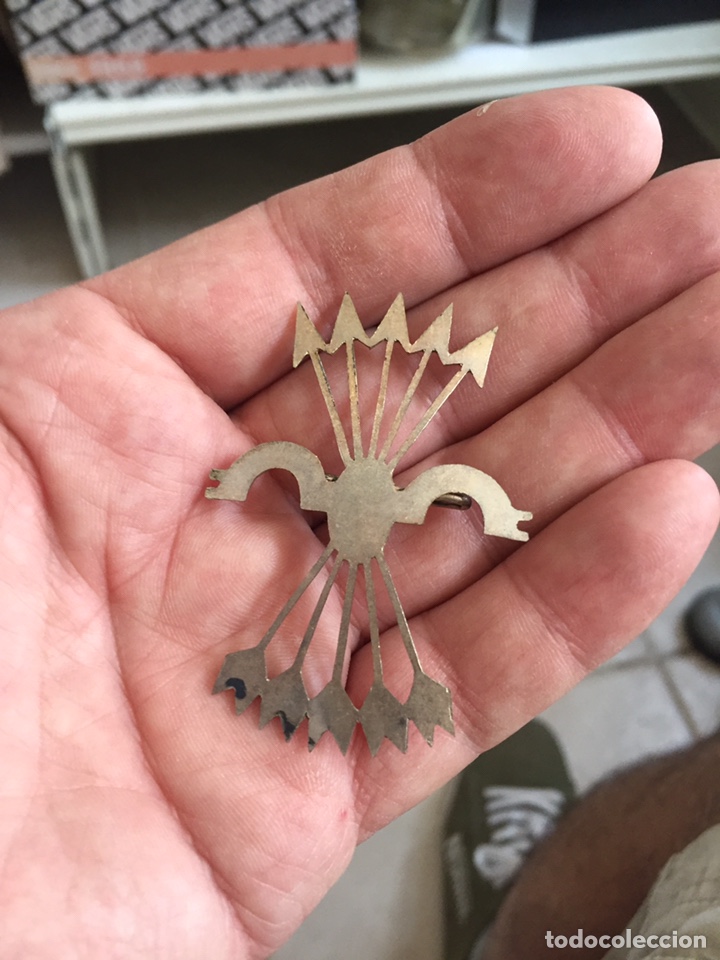 Antig&uuml;edades: Insignia antigua &eacute;poca de Franco - Foto 1
