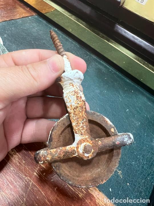 Antiques: ANTIGUA CARRUCHA RUEDA DE HIERRO - MEDIDA 8X6,5 CM
