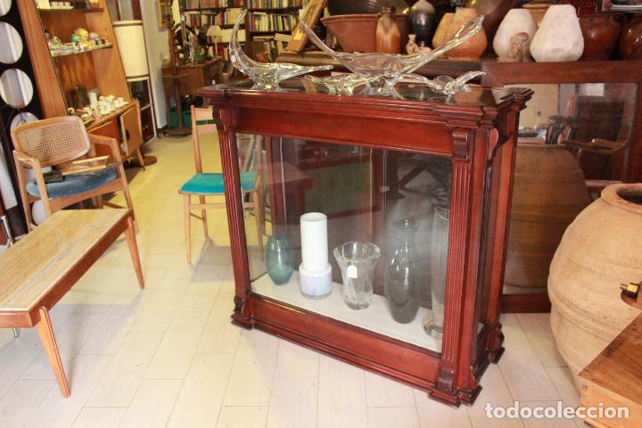 Antig&uuml;edades: MOSTRADOR VITRINA EXPOSITOR DE MADERA Y CRISTALES BISELADOS.