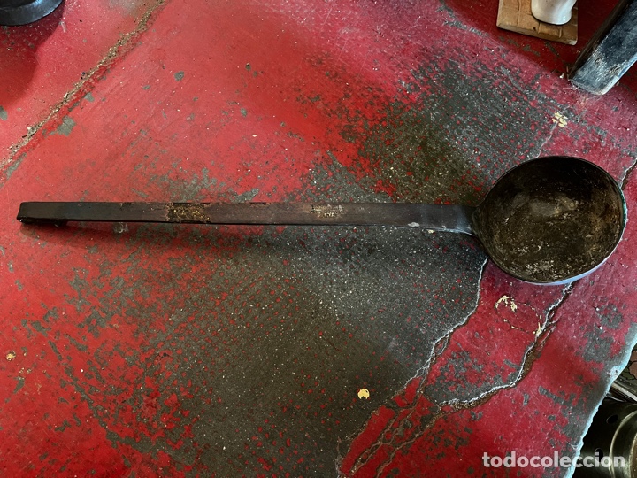 Antig&uuml;edades: Cuchar&oacute;n de cobre. Realizado en Par&iacute;s. - Foto 2