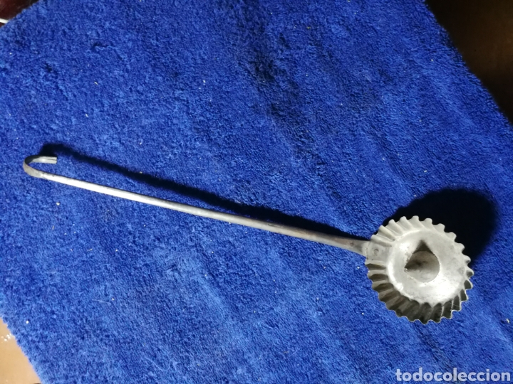 Antiquit&eacute;s: Molde croquetas antiguo de metal